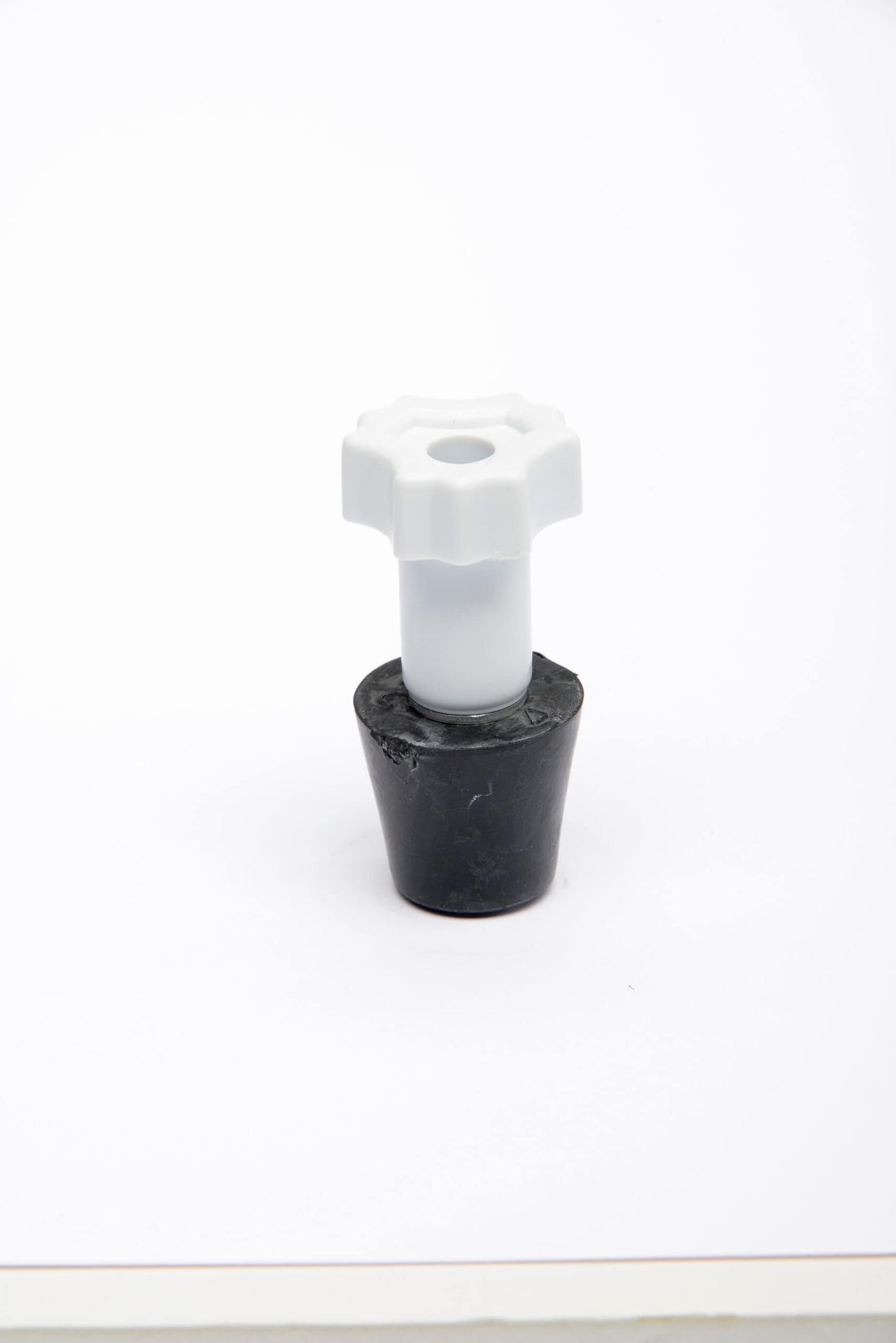 Aladdin Rubber Winter Plug #4 w/ White Easy Grip Knob for 3/4" & 1" Pipe